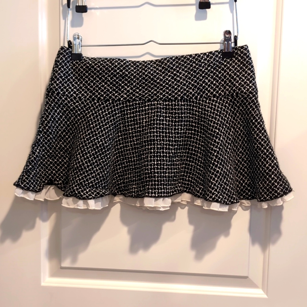 Tweed style mini skirt with white ruffles M
